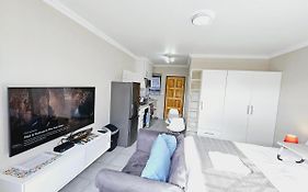 Quantum Heights - Studio Apartment - 2 Nights Minimum Booking